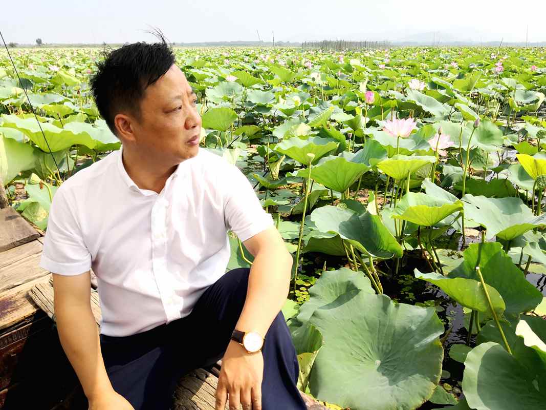 【中国美术家书法家艺术网】讯，“一花一世界 · 名家示范”著名中国画花鸟画家徐立铨老师美人蕉花卉现场写生与创作